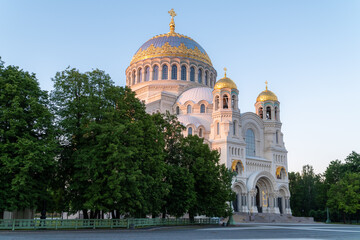Fototapeta na wymiar Summer views of the Nikolsky Sea Cathedral in the morning before dawn.