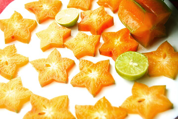 Fototapeta na wymiar delicioso plato de fruta naranja saludable en la cocina