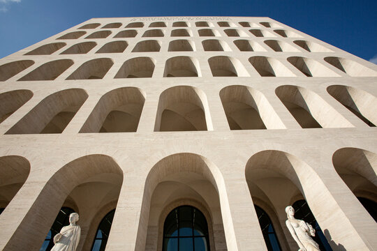 Palazzo della Civiltà Italiana su cielo azzurro