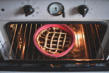 Obraz premium Ready roasted apple pie in the oven. Top view. Selective focus. 