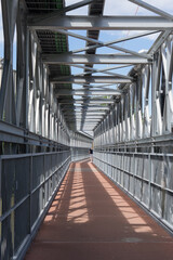 Licht- und Schattenspiele in der Stahl-Konstruktion einer Behelfsbrücke