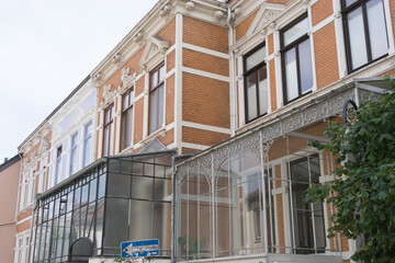 Historisches Gebäude mit Glasanbauten