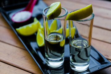 barra de cantina con shots de tequila limón y sal de mar, al atardecer 