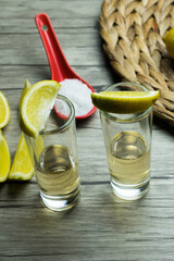 shots de tequilas con limón y sal en la barra