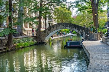 Fototapeta na wymiar Bridge Restaurants Sidewalks Toursits Reflection River Walk San Antonio Texas
