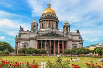 Fototapeta na wymiar Russia, St. Petersburg, July 3, 2020, St. Isaac's Cathedral. The photo depicts St. Isaac's Cathedral and tourists who rest on the lawn