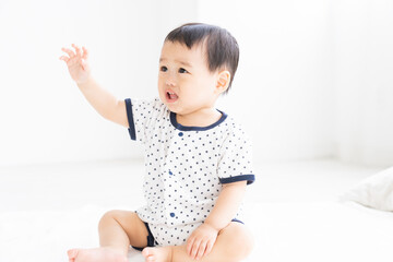 赤ちゃん　不機嫌　挙手