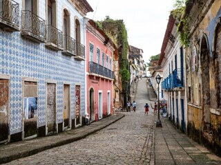 Fototapeta na wymiar Alleyway with colorful buildings in the old Brazilian town