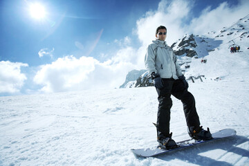 Fototapeta na wymiar Male snowboarder posing for the camera