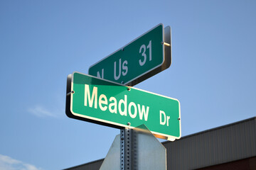 Fototapeta premium N US 31 Meadow Dr Road Street Directional Signage - Green
