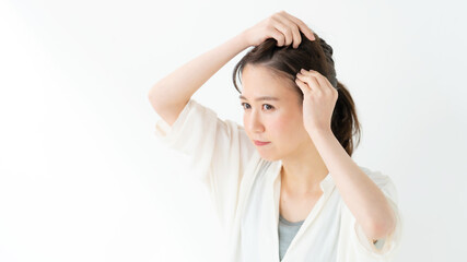 Naklejka premium 髪の毛・分け目・生え際・女性