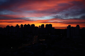 Fototapeta na wymiar silhueta da cidade de São Paulo com céu colorido em tons de laranja e azul no fim da tarde.