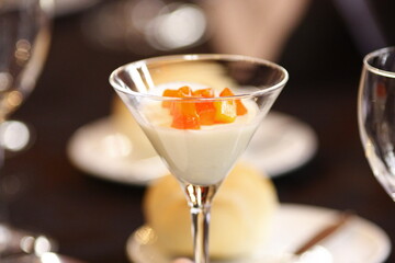 Sobremesa servida em delicada taça