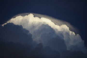 Fototapeta na wymiar nuvens sobrepostas em vários tons de azul a cinza.