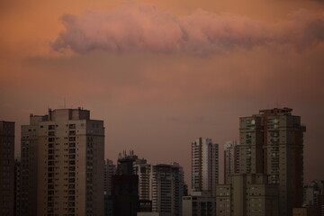 Nuvem cor de rosa no fim da tarde na cidade de S&atilde;o Paulo