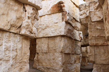 Bifurcation in rocky maze