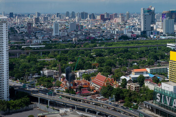 Obraz premium Bangkok Thailand July 7 , 2017 , difference culture along together, temple in the middle of expressway and messy building