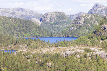 caminata hacia la cima de la montaña en el parque Preikestolen en los fiordos de Noruega con una...
