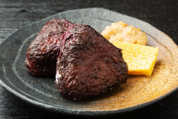 赤しそ巻きのおにぎり