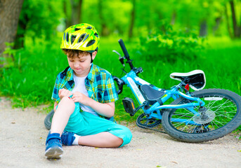 The boy who fell off the bicycle and broke his knee looks at her with tears in his eyes.