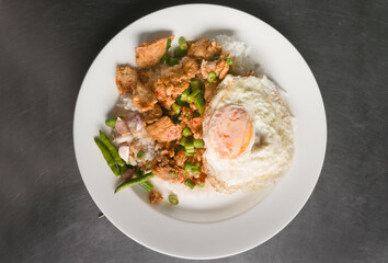 Fototapeta na wymiar fried curry chicken with rice and fried egg