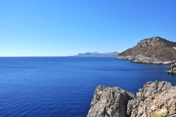 Blaues Meer und rauhe Felsküste der griechischen Insel Rhodos