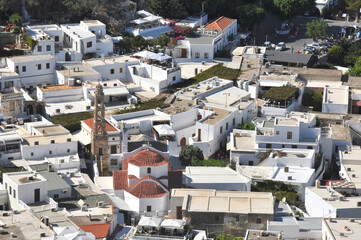 Blick über die Häuser der Stadt Lindos auf der griechischen Insel Rhodos