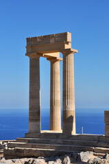 Säulen in der Akropolis von Lindos auf griechischer Insel Rhodos