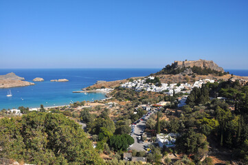 Obraz premium Blick zur Festung und Akropolis der Stadt Lindos auf der griechischen Insel Rhodos