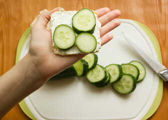 instructions for preparing a healthy Breakfast sandwich with crispbreads step by step. step 2 put...
