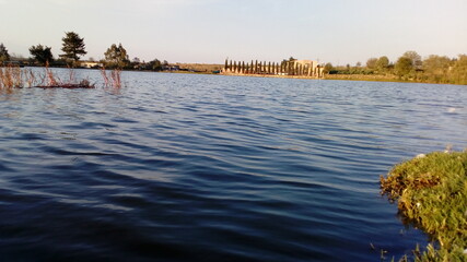 Pequeña casa de lago