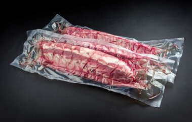 Rohe Spare Loin Ribs St Louis Style vom Kalb angeboten als close-up vakuumiert verpackt in Plastik...
