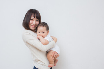 赤ちゃんを抱く女性