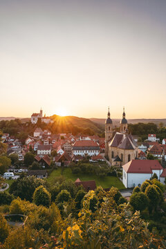 Sonnenuntergang mit Blick auf Gößweinstein in der Fränkischen Schweiz