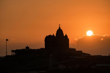 Obraz premium Sunrise view of Swami Vivekananda Memorial rock and thiruvalluvar island in Kanyakumari, India