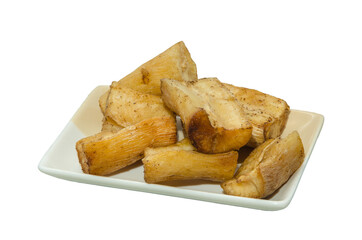 Assiette de manioc frit sur fond blanc