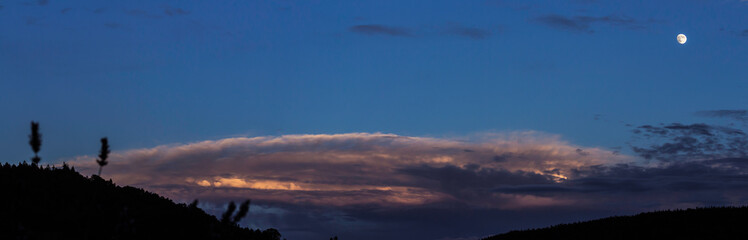 Obraz premium Wolken Formation im Untergehenden Sonnenlicht