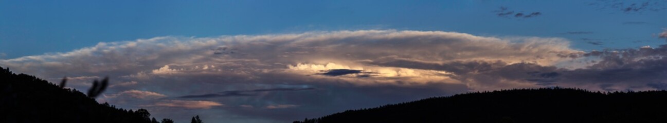 Fototapeta na wymiar Panorama-Blick von Wolken Formation im Untergehenden Sonnenlicht