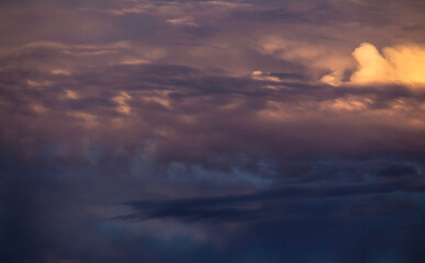 Naklejka premium Wolken Formation im Untergehenden Sonnenlicht