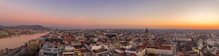Deurstickers Panoramische luchtfoto drone-opname van de Sint-Stefanusbasiliek bij zonsopgang in de ochtend in Boedapest © Davidzfr
