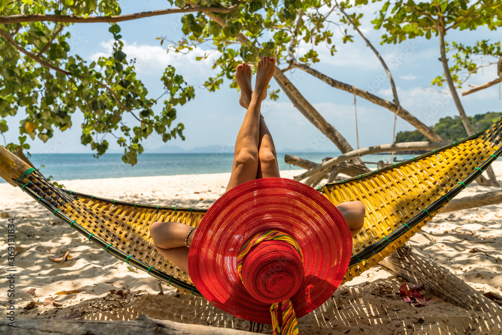 Poster Woman relaxing at the beach