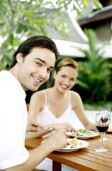 Obraz na płótnie Canvas Couple having outdoor meal together