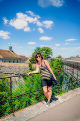 Femme sur les remparts de la Citadelle de Besançon