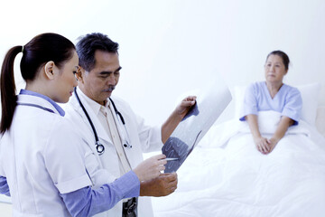 Fototapeta premium Doctors discussing about an x-ray