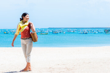 バリ島の海にいる女性