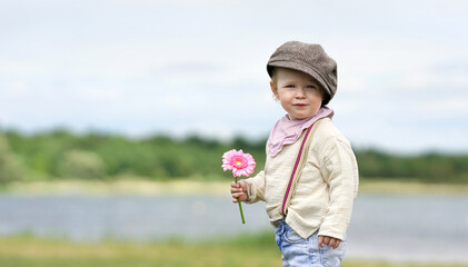 Kind mit Blume im Herbst