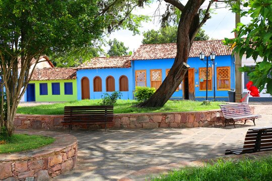 Colorful houses in Igatu