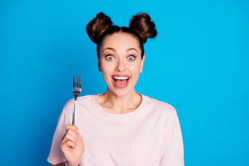 Obraz premium Close-up portrait of her she nice attractive lovely pretty cheerful cheery funny hungry brown-haired girl holding in hand fork isolated on bright vivid shine vibrant blue color background