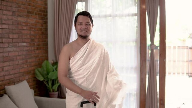 pose muslim asian man wearing ihram muslim clothes for hajj and umrah