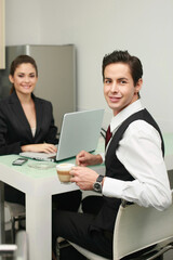 Obraz premium Business people drinking and working in the office pantry